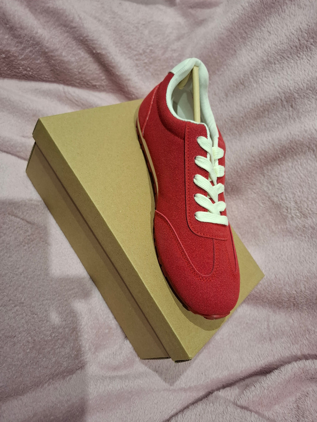 Baskets Femme Rouges à Lacets – Détails Blancs