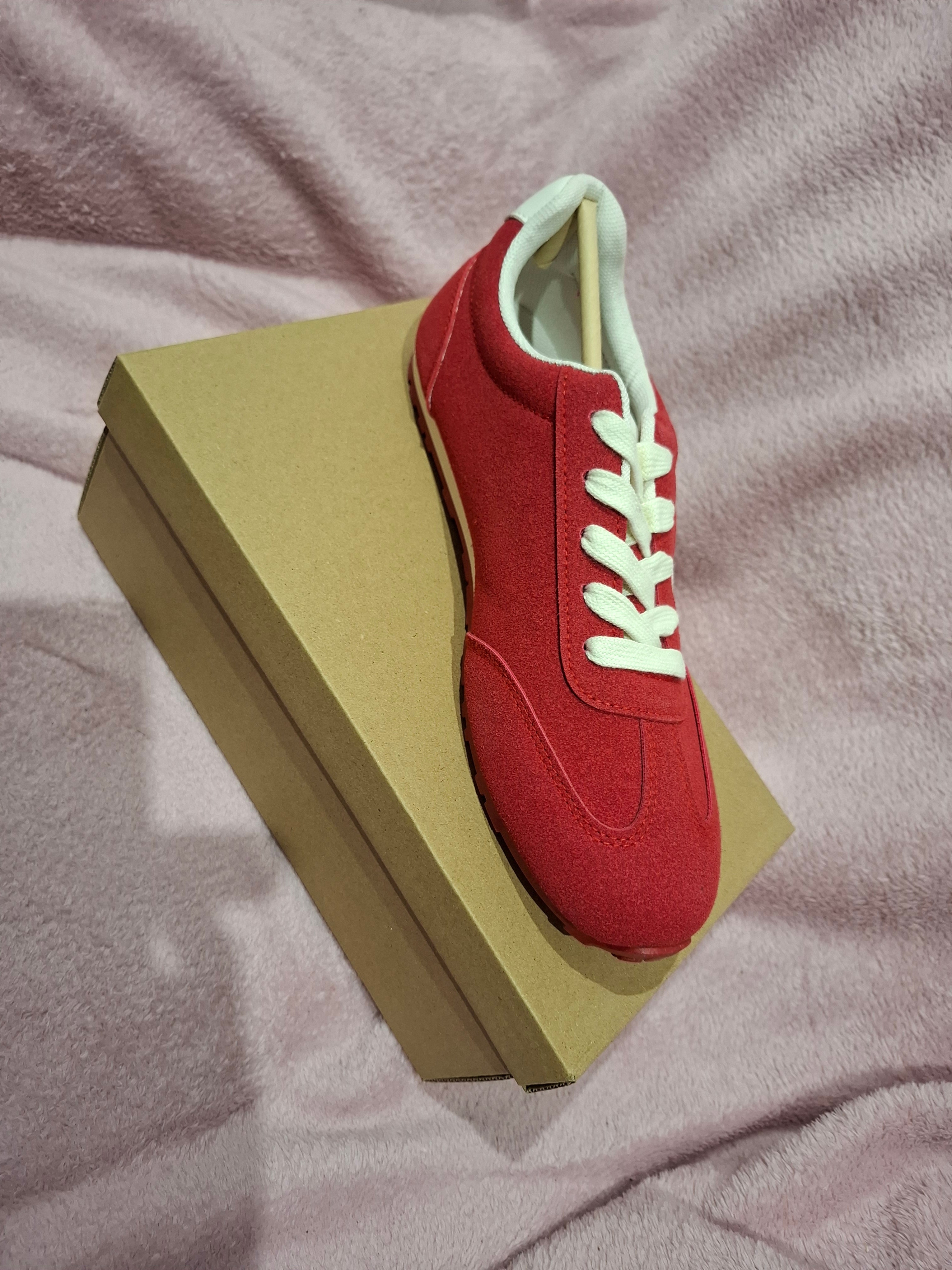 Baskets Femme Rouges à Lacets – Détails Blancs