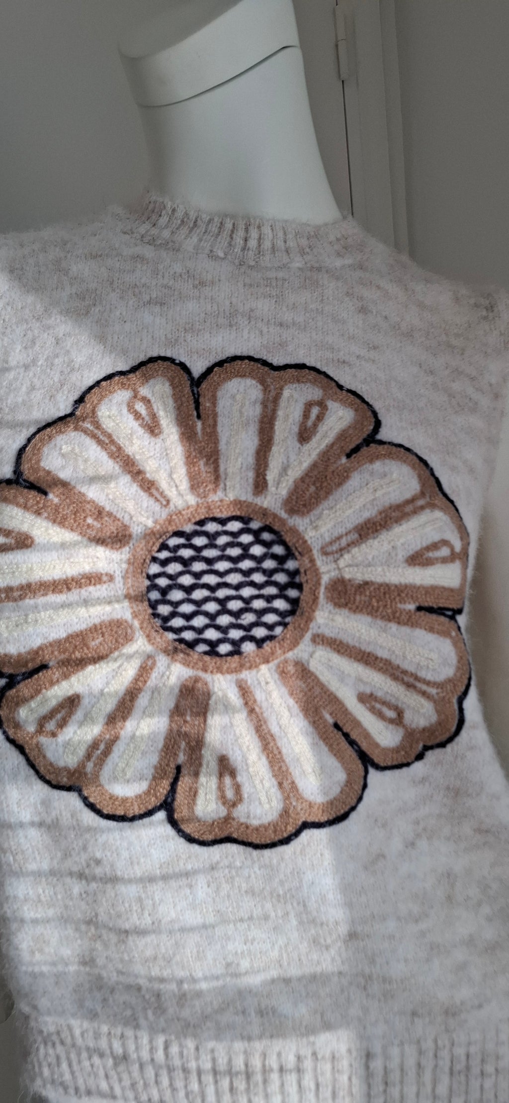 Pull sans manches beige avec fleur brodée