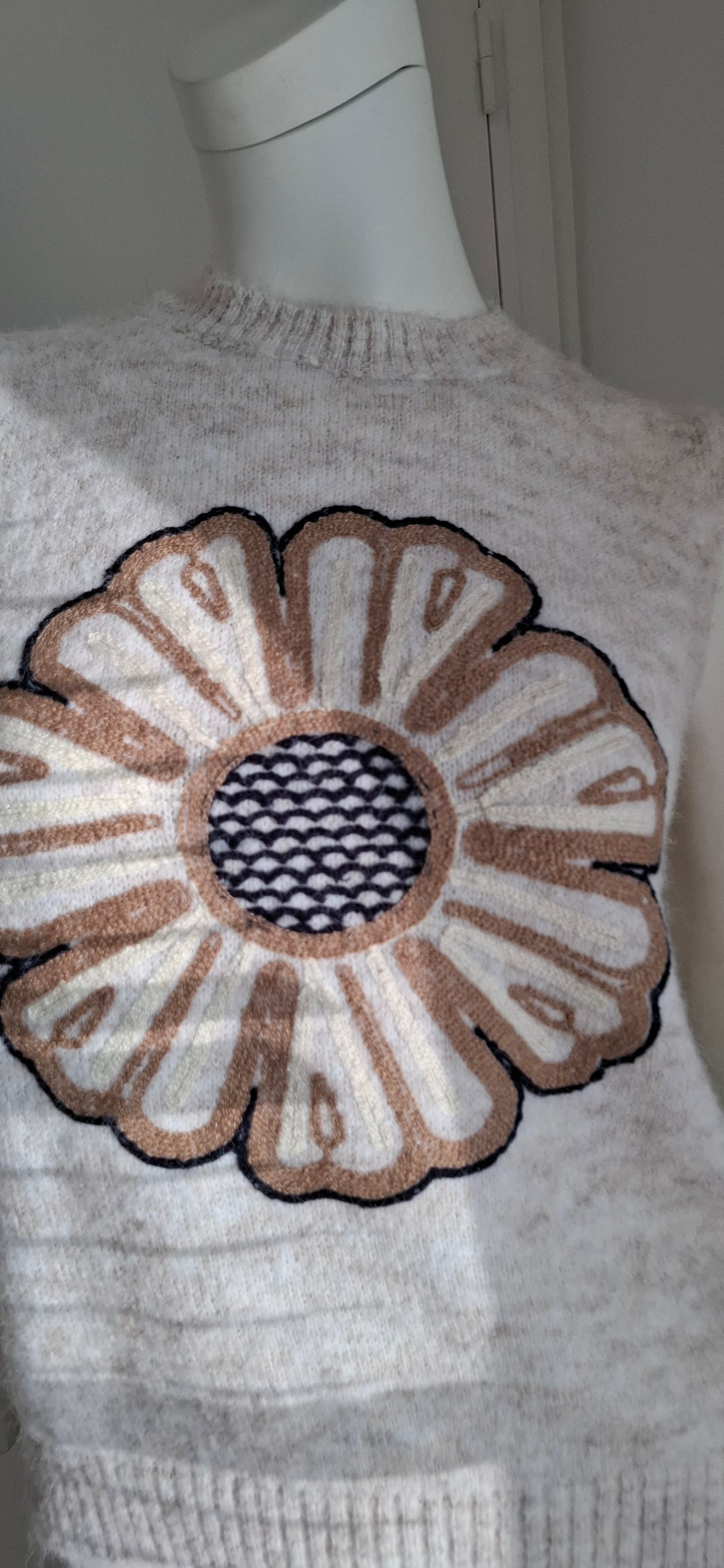 Pull sans manches beige avec fleur brodée