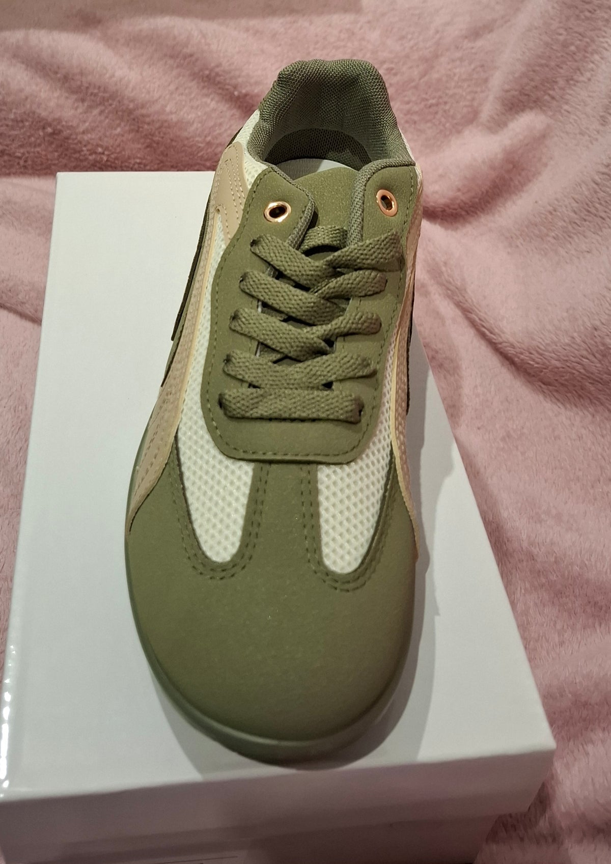 Baskets femme kaki et beige – Style rétro tendance