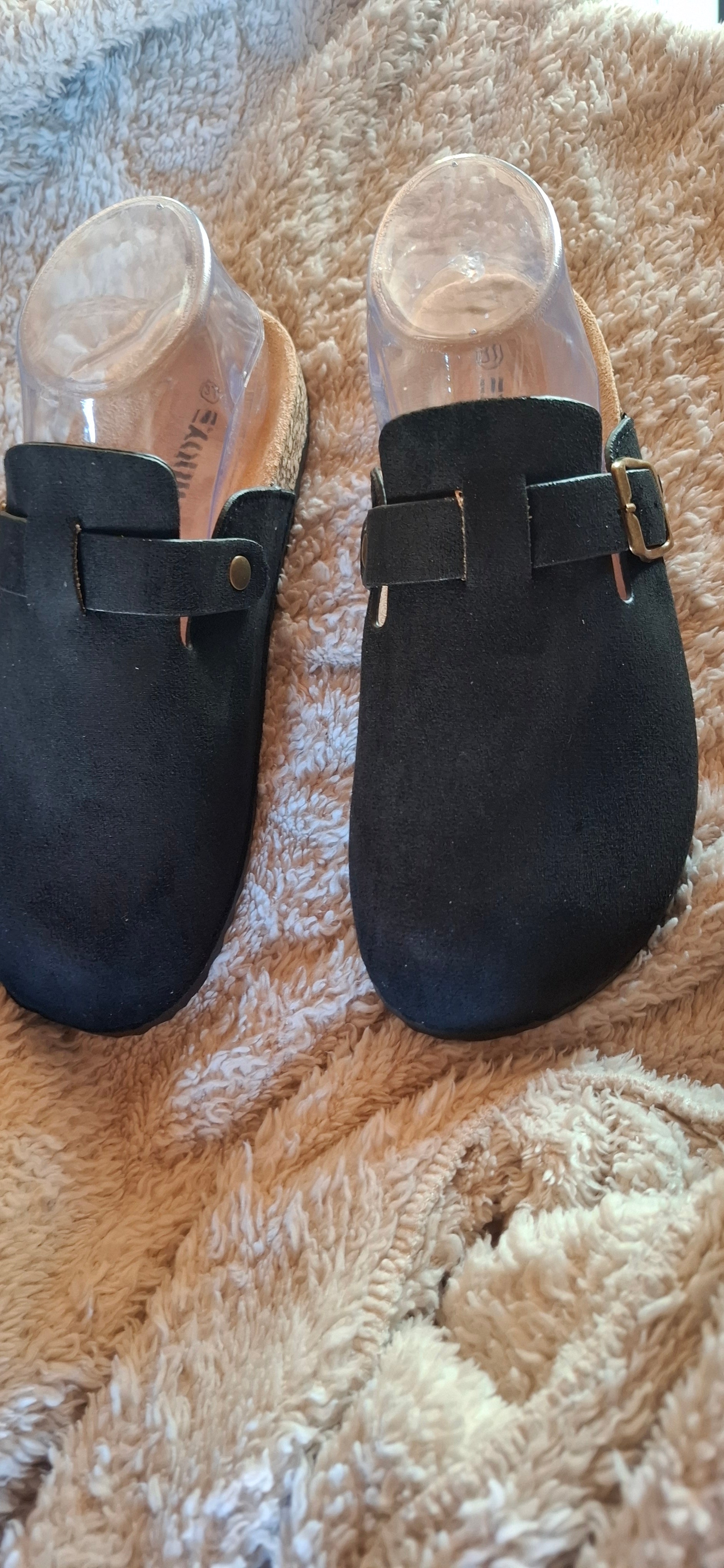 Mules noires à boucle dorée – Femme
