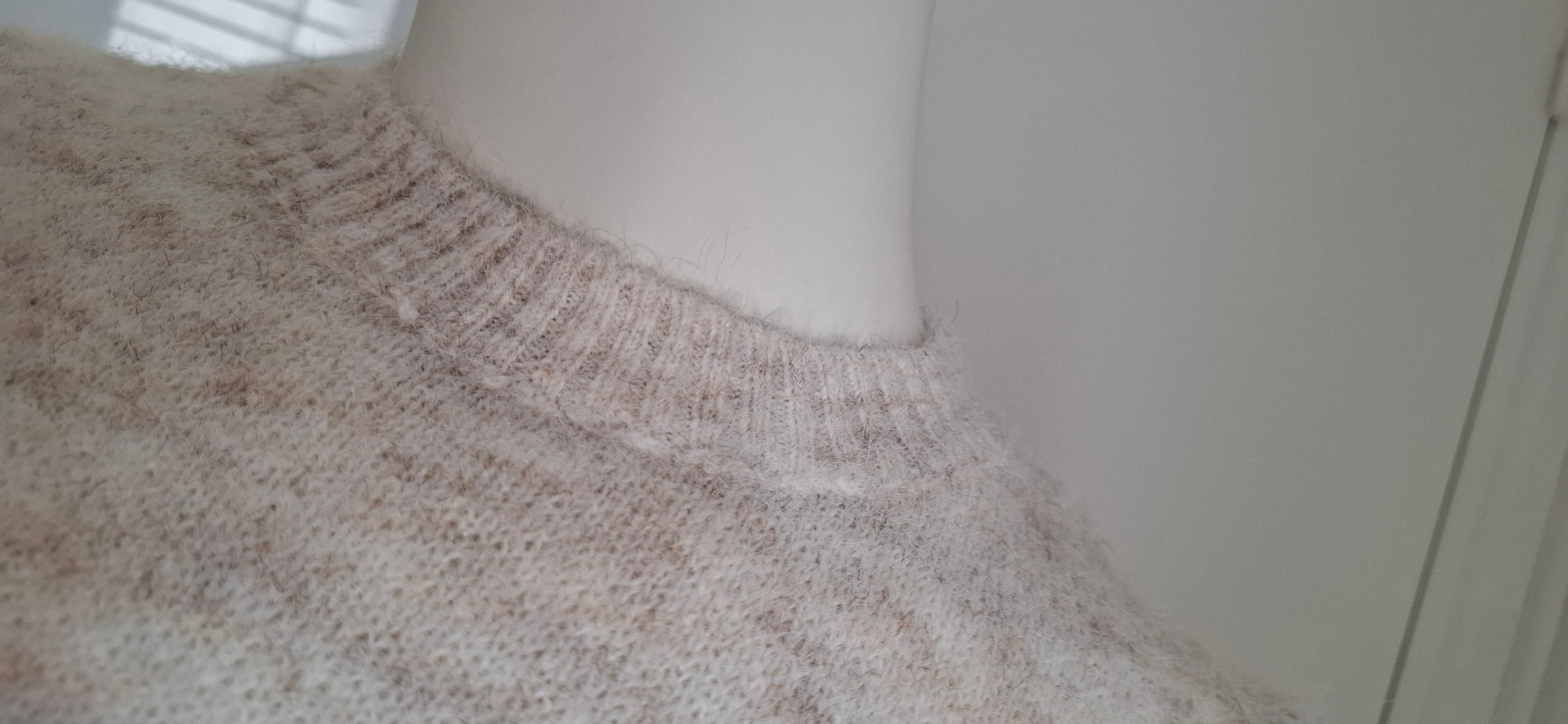 Pull sans manches beige avec fleur brodée