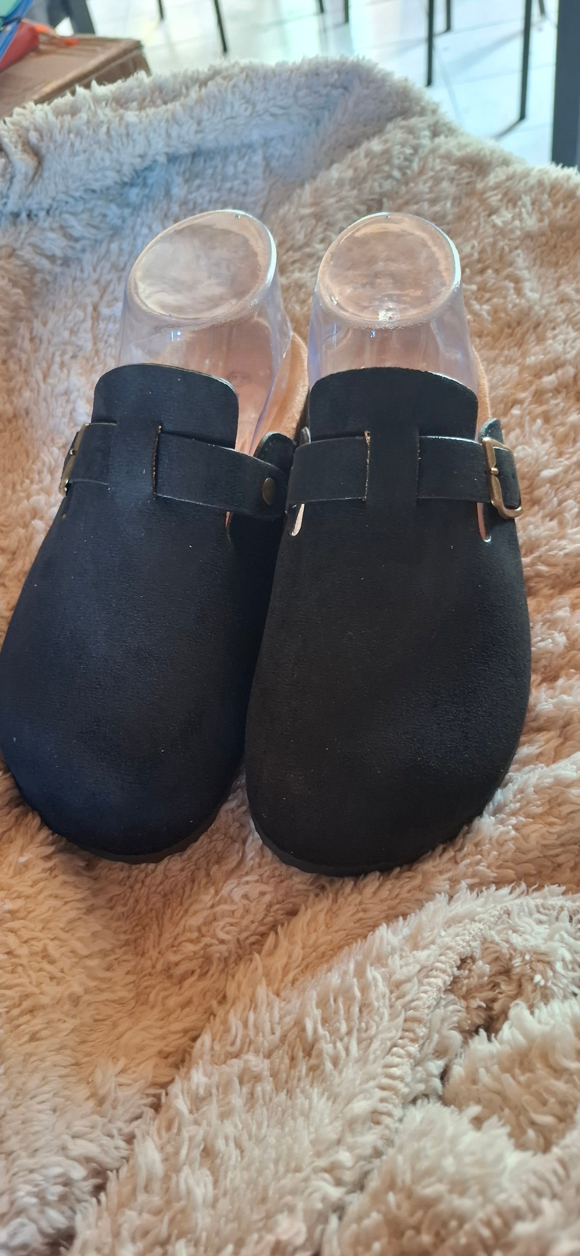 Mules noires à boucle dorée – Femme