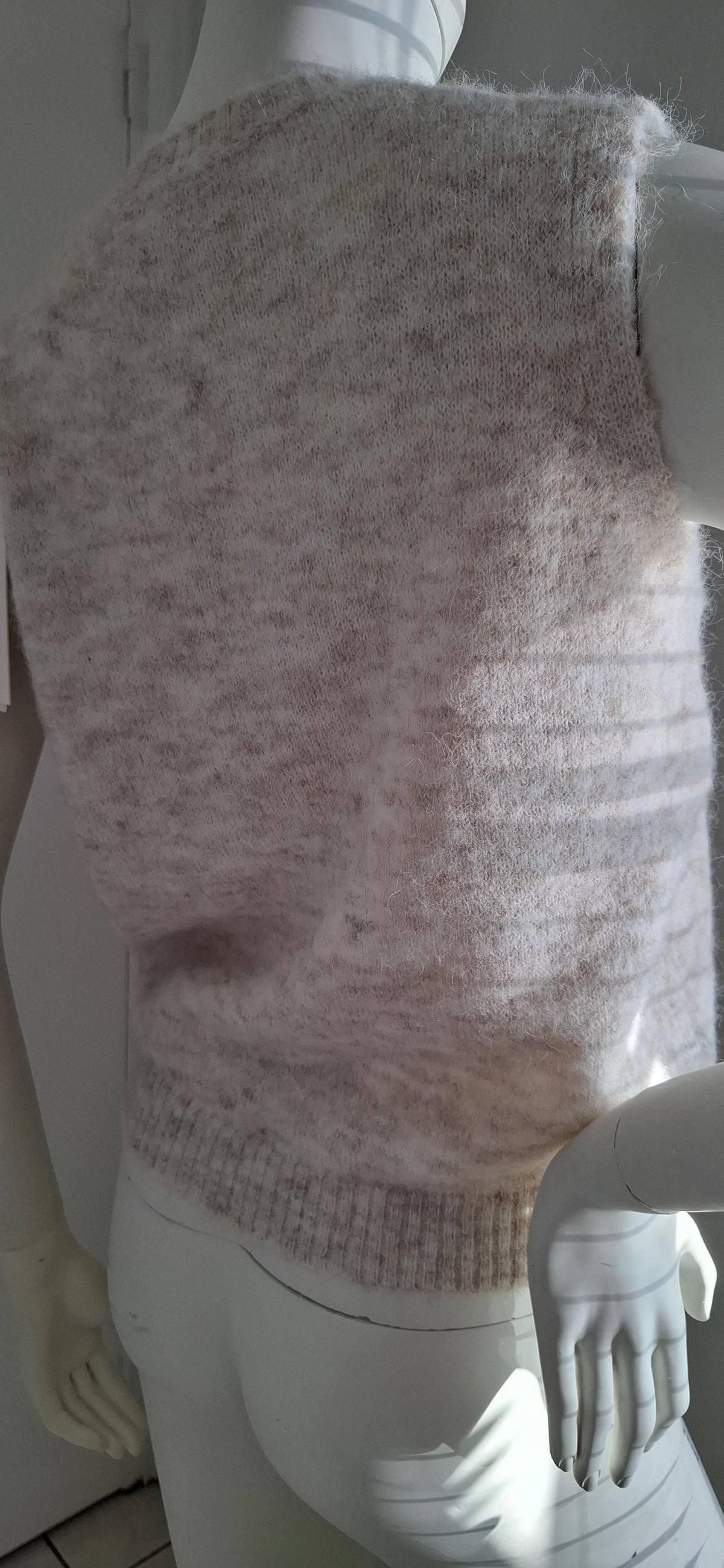 Pull sans manches beige avec fleur brodée