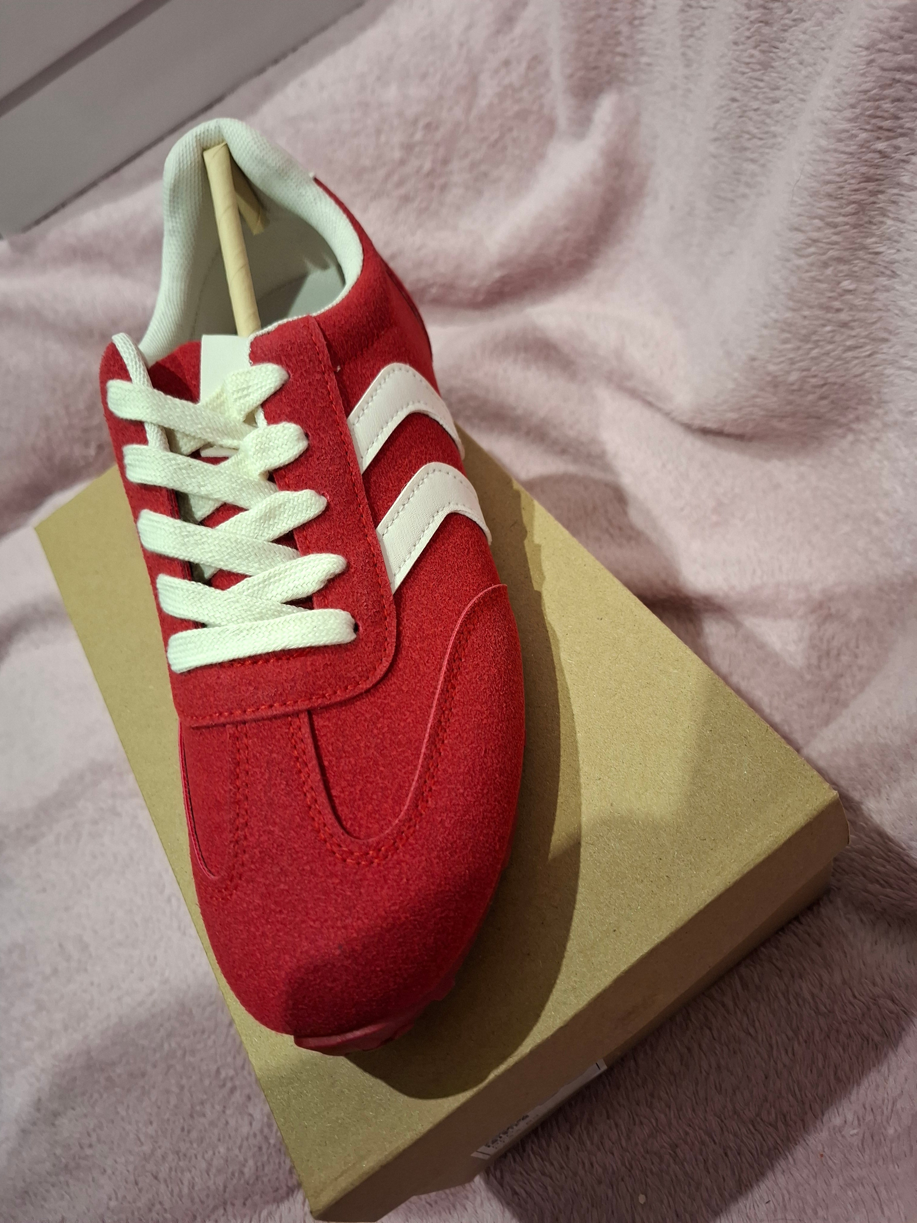 Baskets Femme Rouges à Lacets – Détails Blancs