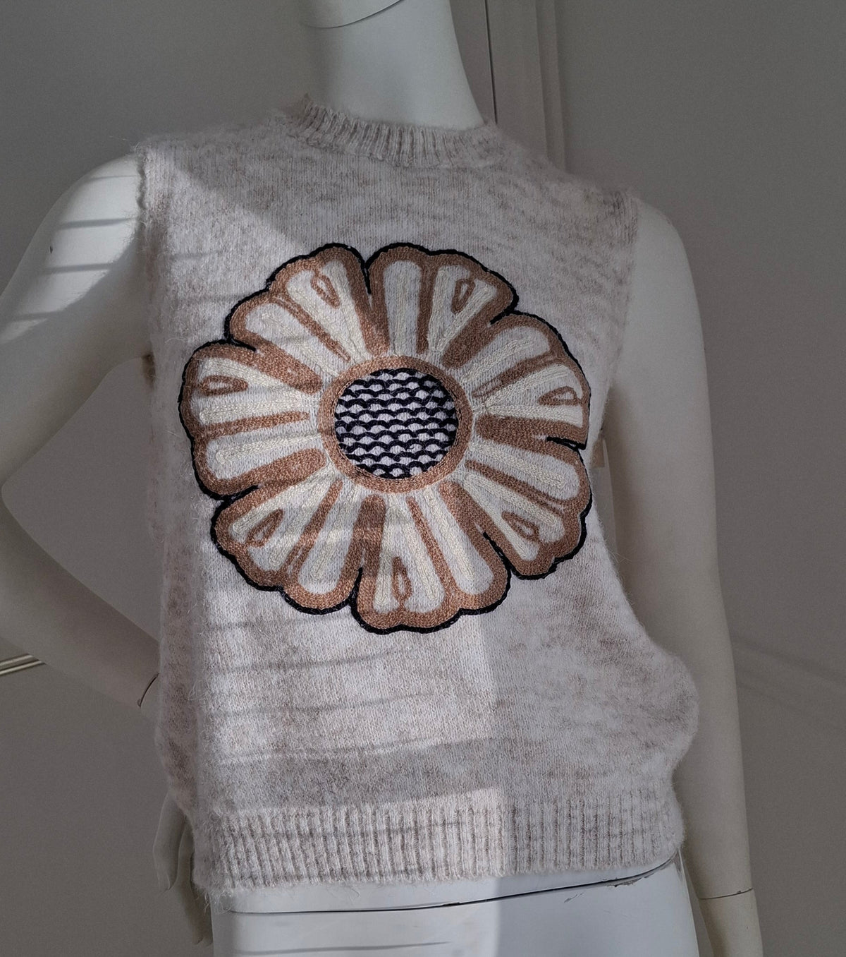 Pull sans manches beige avec fleur brodée