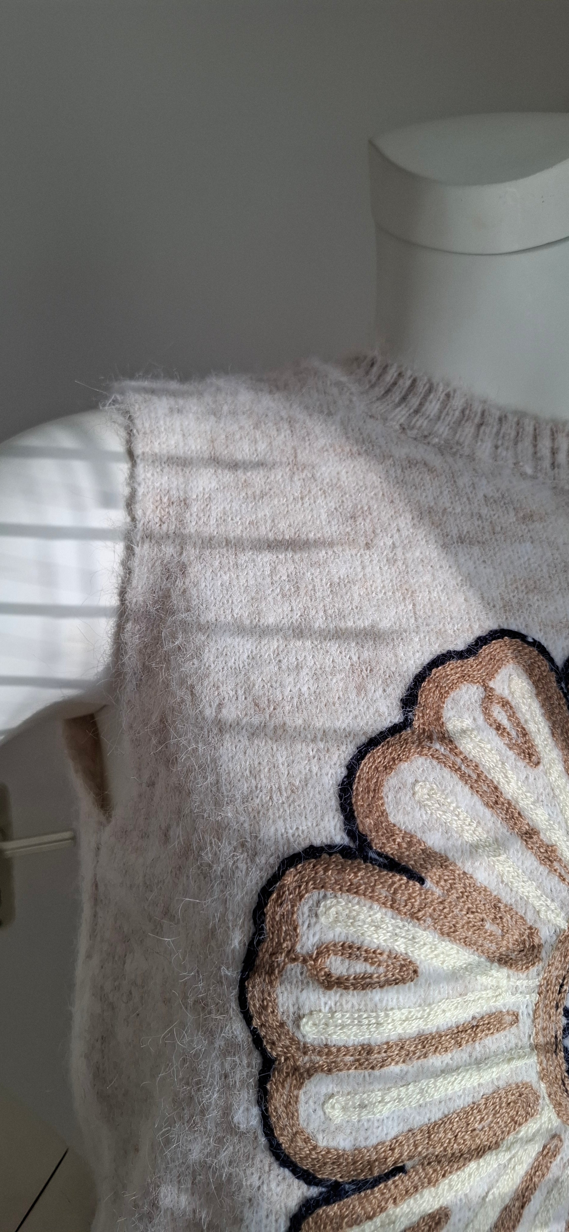 Pull sans manches beige avec fleur brodée