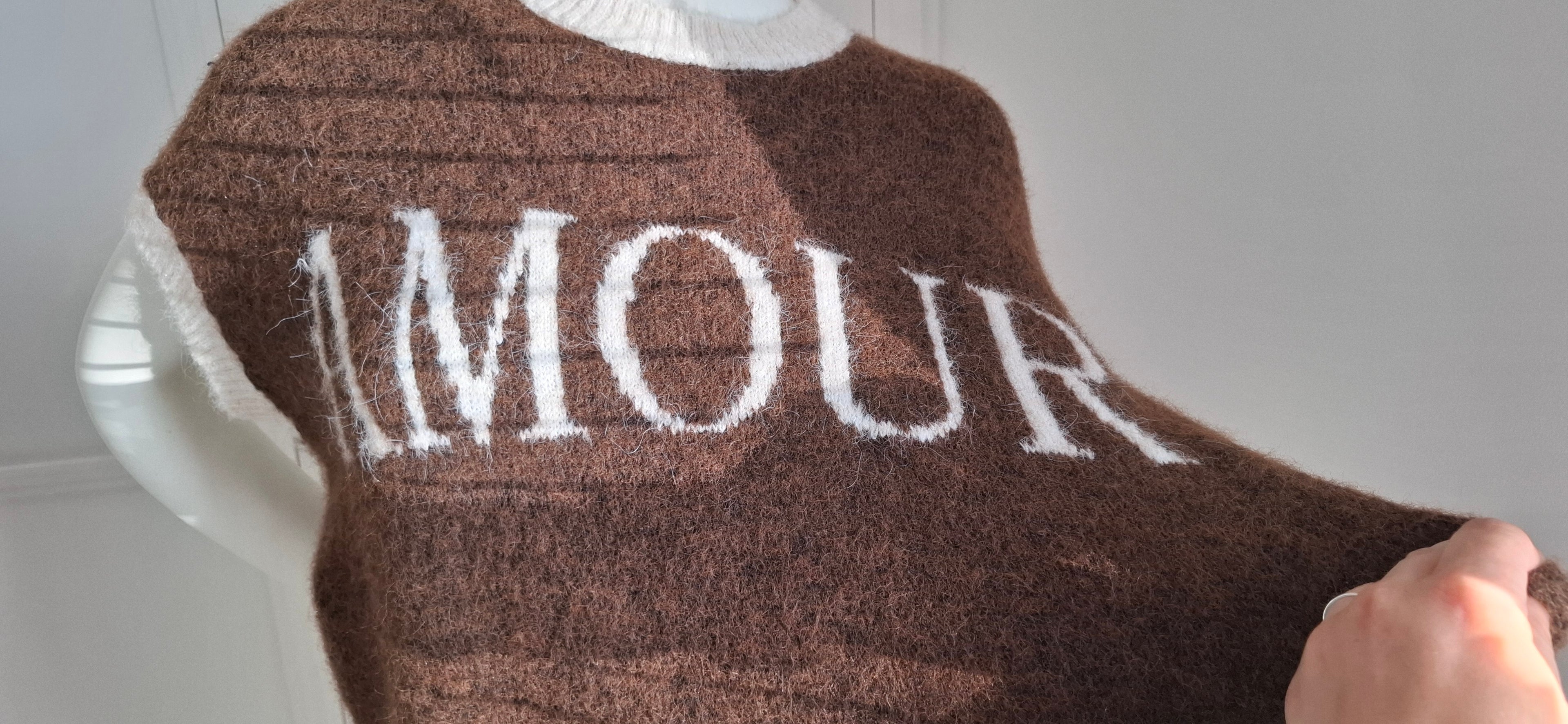Pull AMOUR marron et écru – Femme