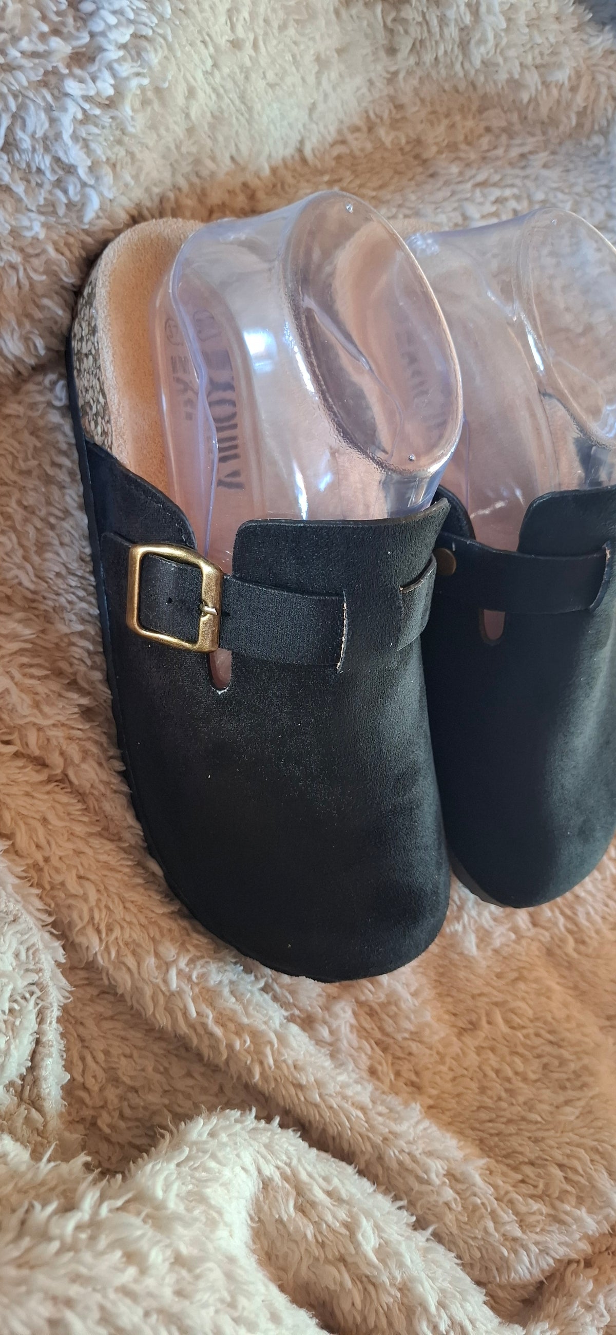 Mules noires à boucle dorée – Femme